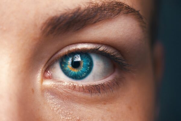 Natural Beauty: Enhance Your Look with Clear Mascara